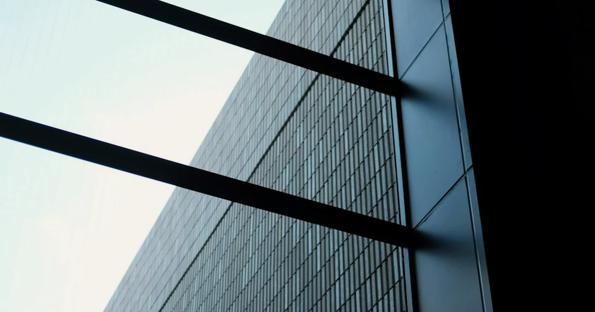 Locking the glass misses the bigger escape gaps